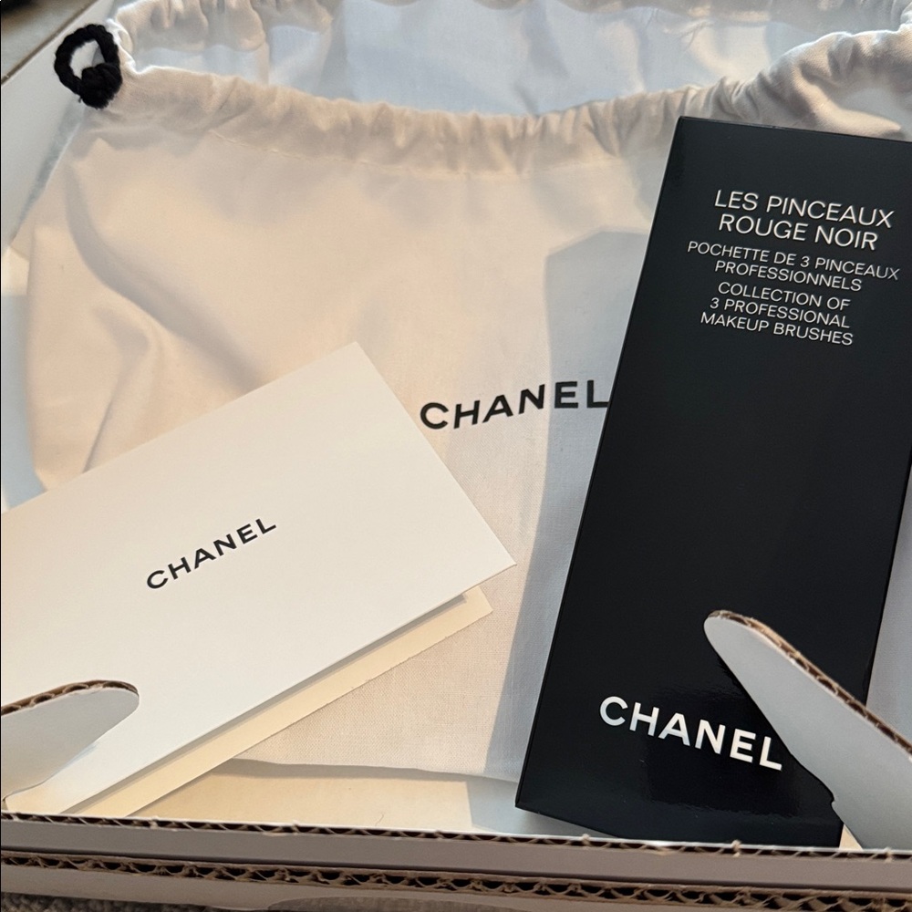 🔥NEW CHANEL LES PINCEAUX ROUGE NOIR Collection of 3 Professional Makeup Brushes - Picture 6 of 10